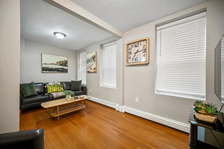 Boston, Boston에 위치한 Building Hanover Street - myurbanbnb - 1460065 유닛의 세련된 인테리어가 돋보이는 거실 Boston, Boston에 위치한 Building Hanover Street - myurbanbnb - 1460065 유닛의 세련된 인테리어가 돋보이는 거실