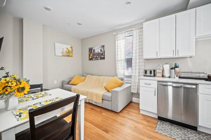 Building Commercial Street - myurbanbnb - 1364241 adresindeki bir dairede modern mobilyalarla zarif bir şekilde tasarlanmış oturma odası Boston, Boston