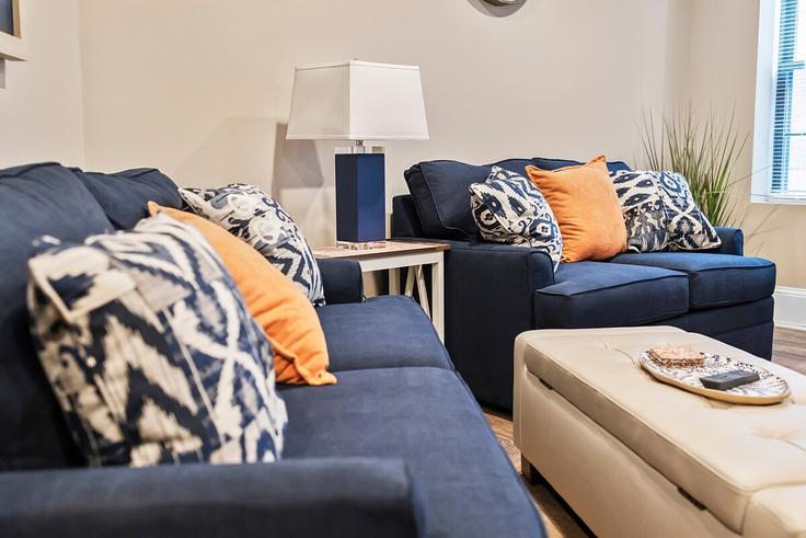 Sala de estar elegantemente projetada com móveis modernos em um apartamento no Building Commercial Street - myurbanbnb - 1364253 em Boston, Boston Sala de estar elegantemente projetada com móveis modernos em um apartamento no Building Commercial Street - myurbanbnb - 1364253 em Boston, Boston