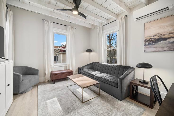 Salle de séjour élégante avec mobilier moderne dans un appartement à Building Paul Gore Street - myurbanbnb - 1364242 à Boston, Boston