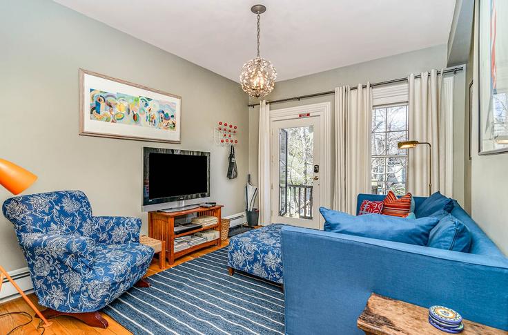 Salle de séjour élégante avec mobilier moderne dans un appartement à Building Sedgwick Street - myurbanbnb - 1524672 à Boston, Boston