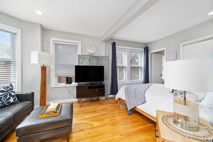 Boston, Boston에 위치한 Building Holden Court - myurbanbnb - 1364245 유닛의 세련된 인테리어가 돋보이는 거실 Boston, Boston에 위치한 Building Holden Court - myurbanbnb - 1364245 유닛의 세련된 인테리어가 돋보이는 거실