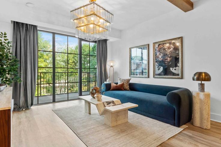 Building Peters Street Southwest - nakiproperties - 1296613 - ATL adresindeki bir dairede modern mobilyalarla zarif bir şekilde tasarlanmış oturma odası Atlanta, Atlanta