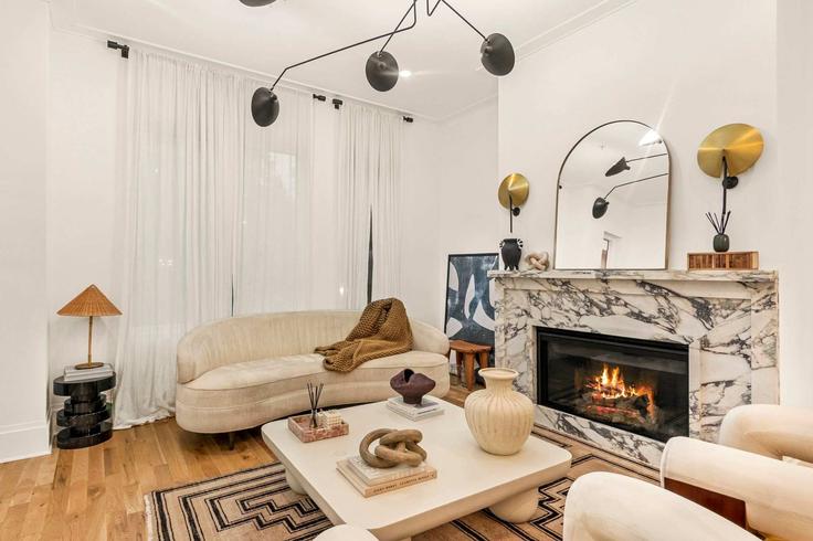 Elegant gestaltetes Wohnzimmer mit moderner Einrichtung in einer Wohnung im Building Memorial Drive Southeast - nakiproperties - 1597659 in Atlanta, Atlanta