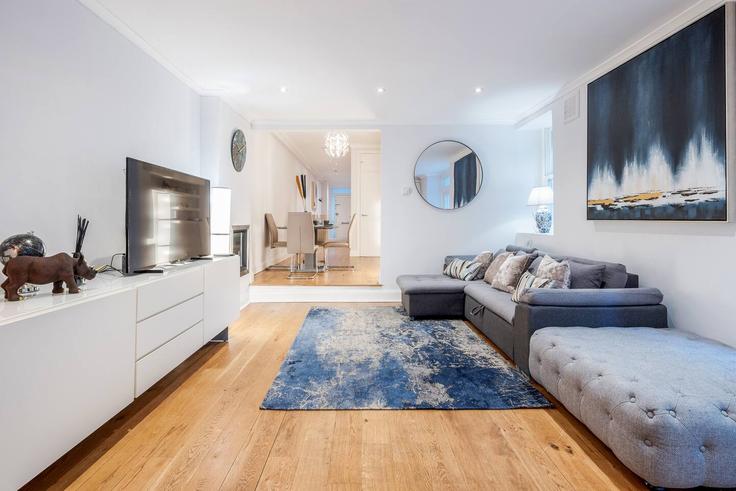 Salle de séjour élégante avec mobilier moderne dans un appartement à Building Earls Court Square - nanfa-ltd - 1586531 à Royal Borough of Kensington and Chelsea, London Salle de séjour élégante avec mobilier moderne dans un appartement à Building Earls Court Square - nanfa-ltd - 1586531 à Royal Borough of Kensington and Chelsea, London