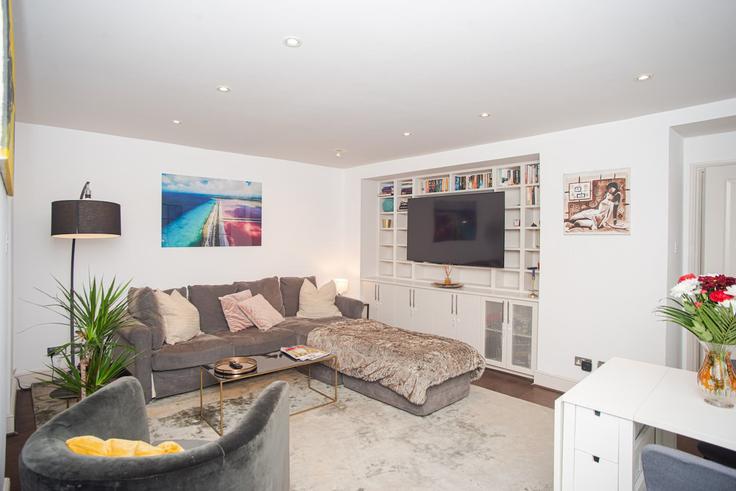 Elegante sala de estar con mobiliario moderno en un apartamento en Building Ifield Road - nanfa-ltd - 1586518 en Royal Borough of Kensington and Chelsea, London