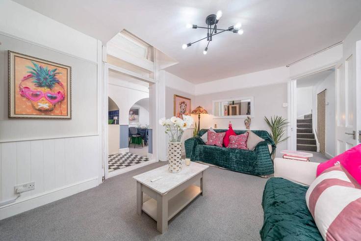 Sala de estar elegantemente projetada com móveis modernos em um apartamento no Building Redcliffe Square - nanfa-ltd - 1586519 em Royal Borough of Kensington and Chelsea, London Sala de estar elegantemente projetada com móveis modernos em um apartamento no Building Redcliffe Square - nanfa-ltd - 1586519 em Royal Borough of Kensington and Chelsea, London