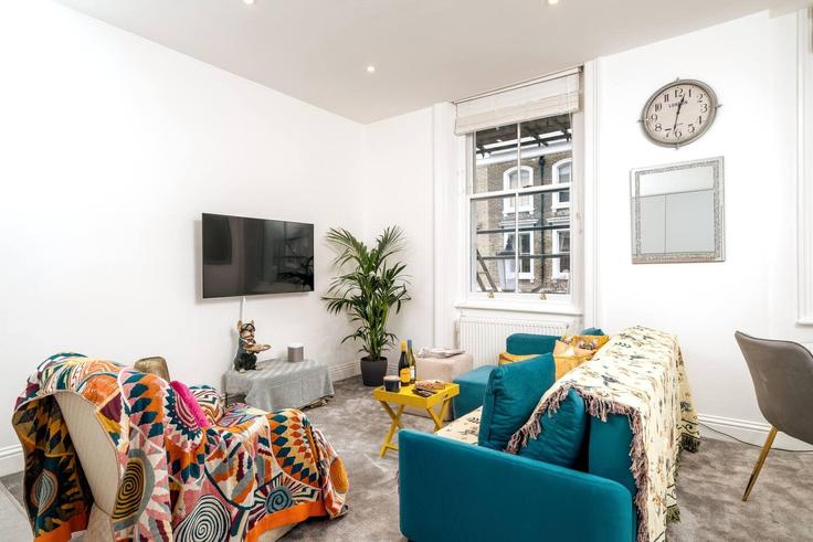 Elegantly designed living room with modern furnishings in an apartment at Building Ifield Road - nanfa-ltd - 1586532 in Royal Borough of Kensington and Chelsea, London Elegantly designed living room with modern furnishings in an apartment at Building Ifield Road - nanfa-ltd - 1586532 in Royal Borough of Kensington and Chelsea, London