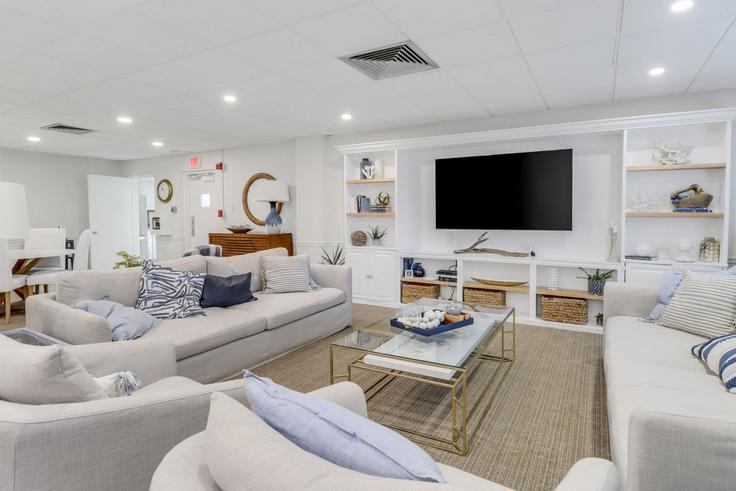 Building 220 Seaview Court - naples-vacation-homes - 1502607 adresindeki bir dairede modern mobilyalarla zarif bir şekilde tasarlanmış oturma odası Marco Island, Marco Island