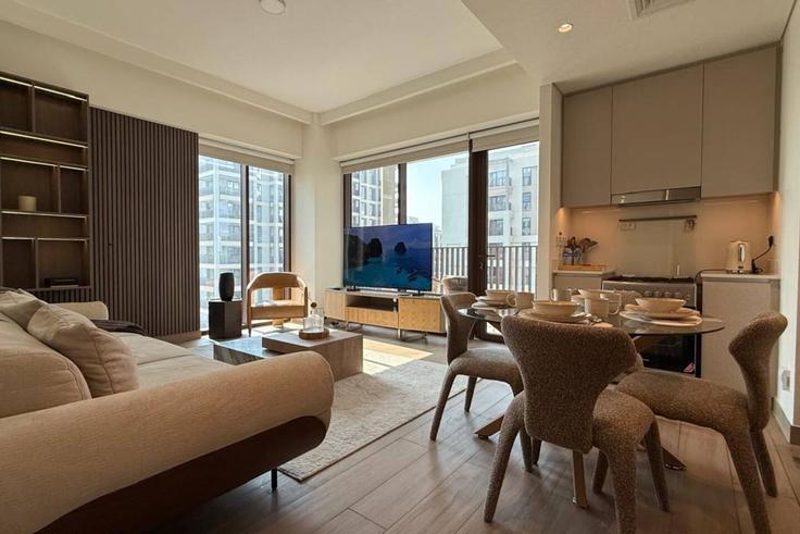 Salle de séjour élégante avec mobilier moderne dans un appartement à Building Tariaq Bedon Esm - naseem - 1387520 à Al Kheeran First, Dubai