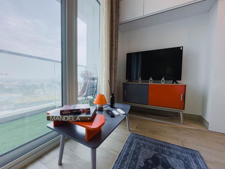 Elegante sala de estar con mobiliario moderno en un apartamento en Building Tariaq Bedon Esm - naseem - 1383968 en Dubai Marina, Dubai