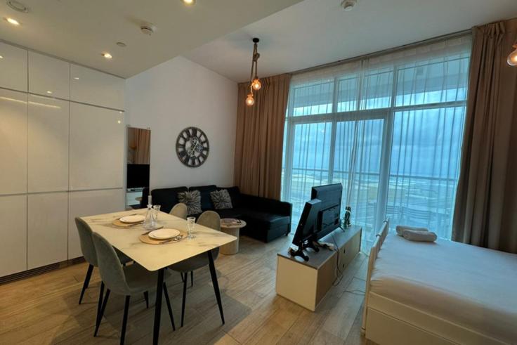 Dubai Dubai MarinaのBuilding Tariaq Bedon Esm - naseem - 1383970のアパートメントにある、モダンな家具を備えたエレガントなデザインのリビングルーム
