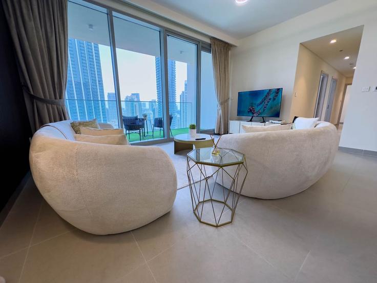 Elegant gestaltetes Wohnzimmer mit moderner Einrichtung in einer Wohnung im Building Sheikh Mohammed bin Rashid Boulevard - naseem - 1383973 in Downtown Dubai, Dubai Elegant gestaltetes Wohnzimmer mit moderner Einrichtung in einer Wohnung im Building Sheikh Mohammed bin Rashid Boulevard - naseem - 1383973 in Downtown Dubai, Dubai
