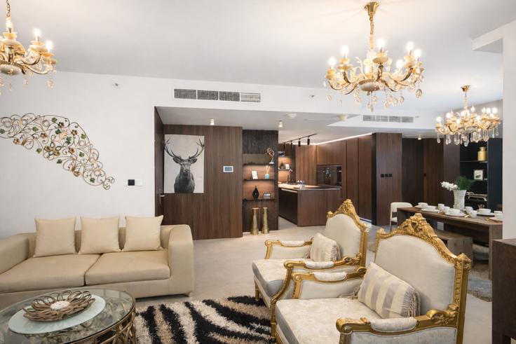 Elegante sala de estar con mobiliario moderno en un apartamento en Building Tariaq Bedon Esm - naseem - 1383975 en Dubai Marina, Dubai
