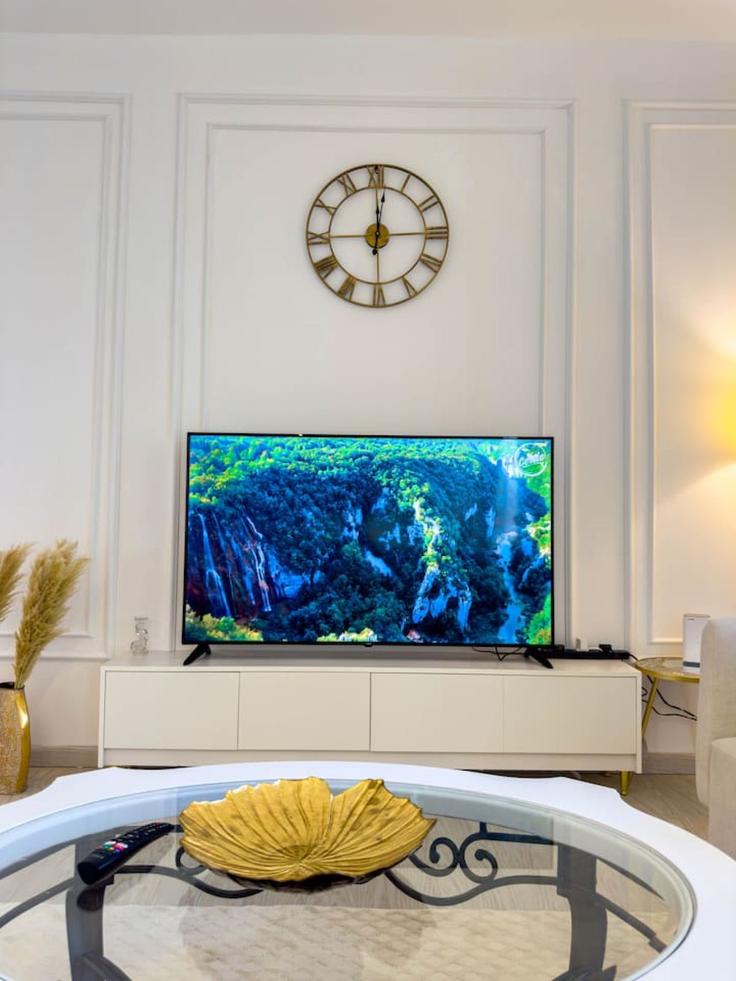 Elegantly designed living room with modern furnishings in an apartment at Building King Salman Bin Abdulaziz Al Saud Street - naseem - 1383977 in Dubai Marina, Dubai