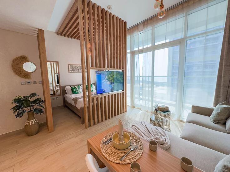 Elegante sala de estar con mobiliario moderno en un apartamento en Building Tariaq Bedon Esm - naseem - 1383980 en Dubai Marina, Dubai Elegante sala de estar con mobiliario moderno en un apartamento en Building Tariaq Bedon Esm - naseem - 1383980 en Dubai Marina, Dubai