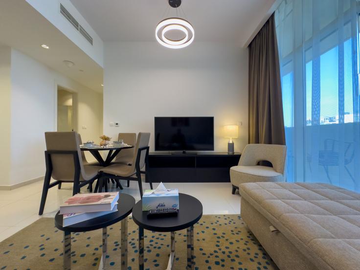 Building Jumeriah Village St 1 - naseem - 1383983 adresindeki bir dairede modern mobilyalarla zarif bir şekilde tasarlanmış oturma odası Al Barsha South Fourth, Dubai