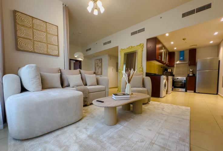 Sala de estar elegantemente projetada com móveis modernos em um apartamento no Building Al Yolat Street - naseem - 1383984 em Dubai Marina, Dubai Sala de estar elegantemente projetada com móveis modernos em um apartamento no Building Al Yolat Street - naseem - 1383984 em Dubai Marina, Dubai