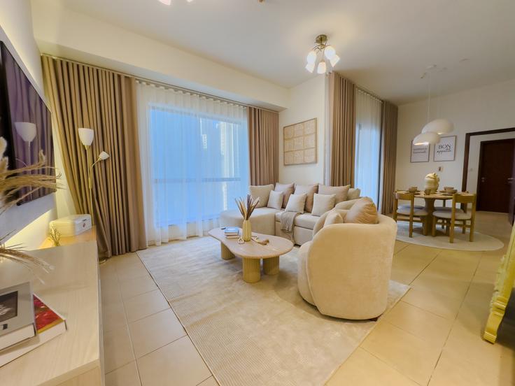 Salle de séjour élégante avec mobilier moderne dans un appartement à Building Al Yolat Street - naseem - 1383984 à Dubai Marina, Dubai