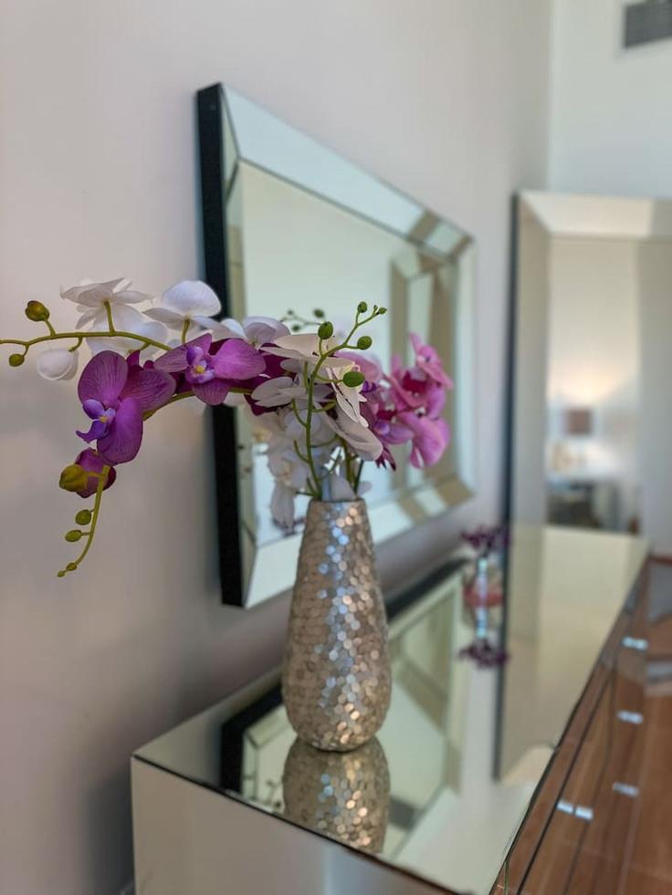 Building Tariaq Bedon Esm - naseem - 1383985 adresindeki bir dairede modern mobilyalarla zarif bir şekilde tasarlanmış oturma odası Business Bay, Dubai Building Tariaq Bedon Esm - naseem - 1383985 adresindeki bir dairede modern mobilyalarla zarif bir şekilde tasarlanmış oturma odası Business Bay, Dubai