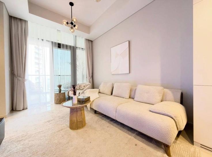 Sala de estar elegantemente projetada com móveis modernos em um apartamento no Building Tariaq Bedon Esm - naseem - 1383993 em Business Bay, Dubai
