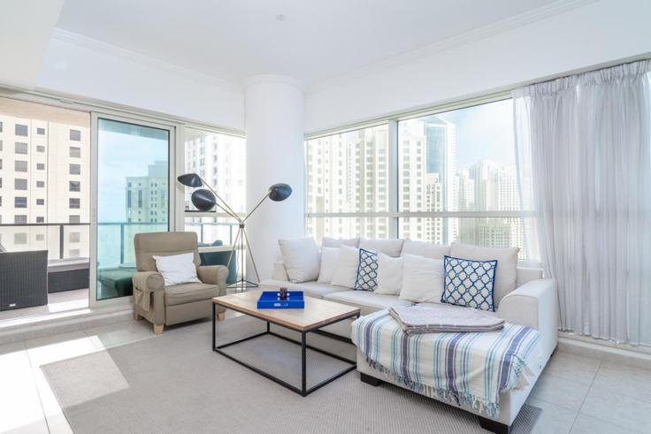 Dubai Marsa DubaiのBuilding Al Gharbi Street - naseem - 1383994のアパートメントにある、モダンな家具を備えたエレガントなデザインのリビングルーム