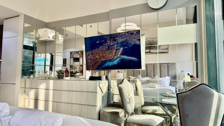 Dubai Nad Al ShebaのBuilding Tariaq Bedon Esm - naseem - 1384000のアパートメントにある、モダンな家具を備えたエレガントなデザインのリビングルーム