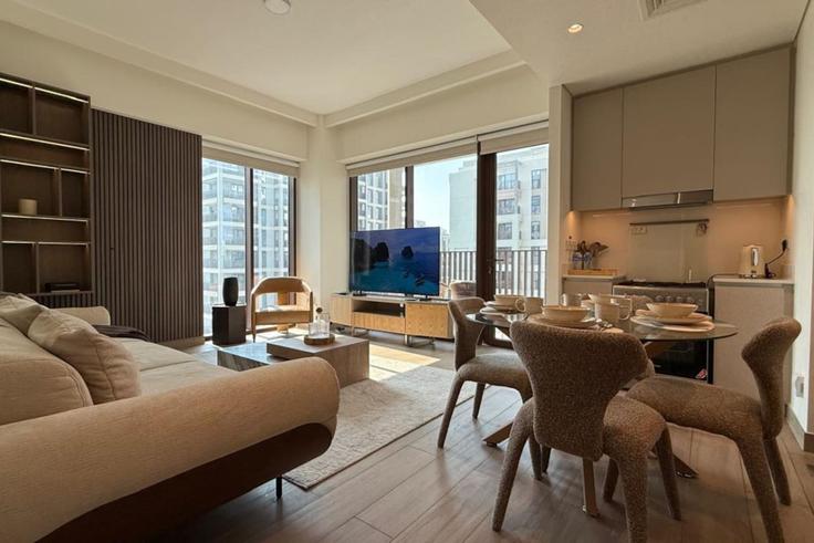 Elegant gestaltetes Wohnzimmer mit moderner Einrichtung in einer Wohnung im Building Tariaq Bedon Esm - naseem - 1387520 in Al Kheeran First, Dubai