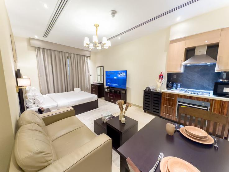 Salle de séjour élégante avec mobilier moderne dans un appartement à Building Birdy - naseem - 1512996 à Burj Khalifa, Dubai