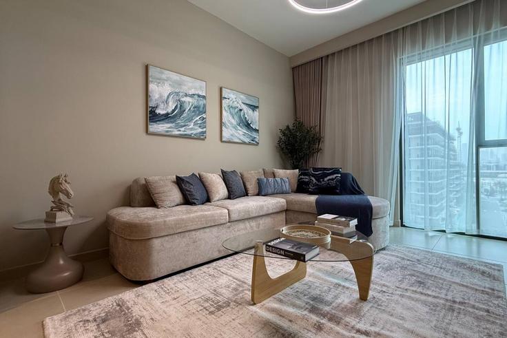 Building Al Mina Street - naseem - 1621278 adresindeki bir dairede modern mobilyalarla zarif bir şekilde tasarlanmış oturma odası Madinat Dubai Al Melaheyah, Dubai Building Al Mina Street - naseem - 1621278 adresindeki bir dairede modern mobilyalarla zarif bir şekilde tasarlanmış oturma odası Madinat Dubai Al Melaheyah, Dubai