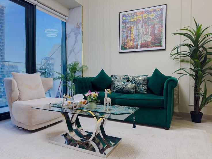 Sala de estar elegantemente projetada com móveis modernos em um apartamento no Building Al Meydan Road - naseem - 1646846 em Al Merkadh, Dubai