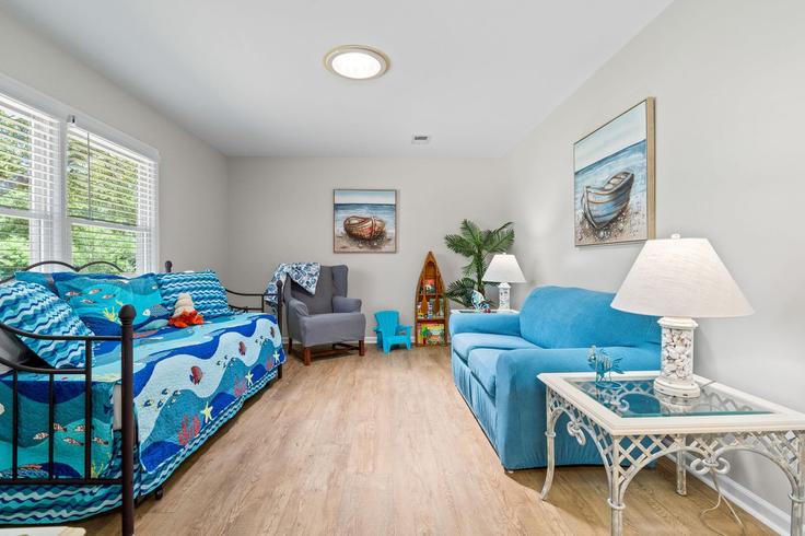 Building Cheyenne Trail - navigate-rentals - 1608880 adresindeki bir dairede modern mobilyalarla zarif bir şekilde tasarlanmış oturma odası Wilmington, Wilmington Building Cheyenne Trail - navigate-rentals - 1608880 adresindeki bir dairede modern mobilyalarla zarif bir şekilde tasarlanmış oturma odası Wilmington, Wilmington