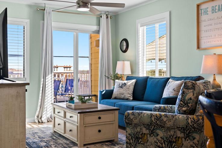 Salle de séjour élégante avec mobilier moderne dans un appartement à Building Canal Drive - navigate-rentals - 1609122 à Carolina Beach, Carolina Beach