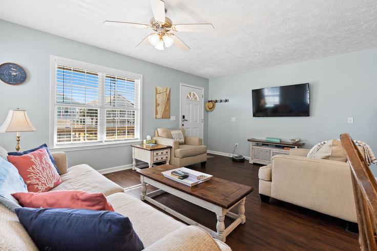 Building Greenville Avenue - navigate-rentals - 1608905 adresindeki bir dairede modern mobilyalarla zarif bir şekilde tasarlanmış oturma odası Carolina Beach, Carolina Beach Building Greenville Avenue - navigate-rentals - 1608905 adresindeki bir dairede modern mobilyalarla zarif bir şekilde tasarlanmış oturma odası Carolina Beach, Carolina Beach