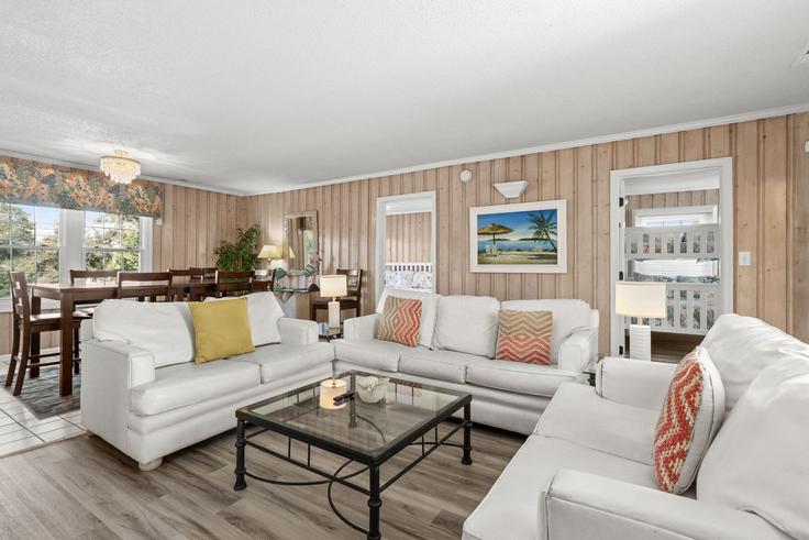 North Myrtle Beach, North Myrtle Beach에 위치한 Building South Ocean Boulevard - navigate-rentals - 1609126 유닛의 세련된 인테리어가 돋보이는 거실 North Myrtle Beach, North Myrtle Beach에 위치한 Building South Ocean Boulevard - navigate-rentals - 1609126 유닛의 세련된 인테리어가 돋보이는 거실