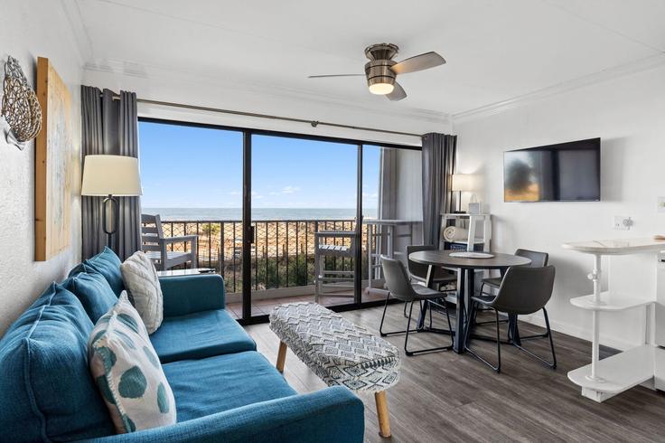 Salle de séjour élégante avec mobilier moderne dans un appartement à Building Carolina Beach Avenue North - navigate-rentals - 1608892 à Carolina Beach, Carolina Beach