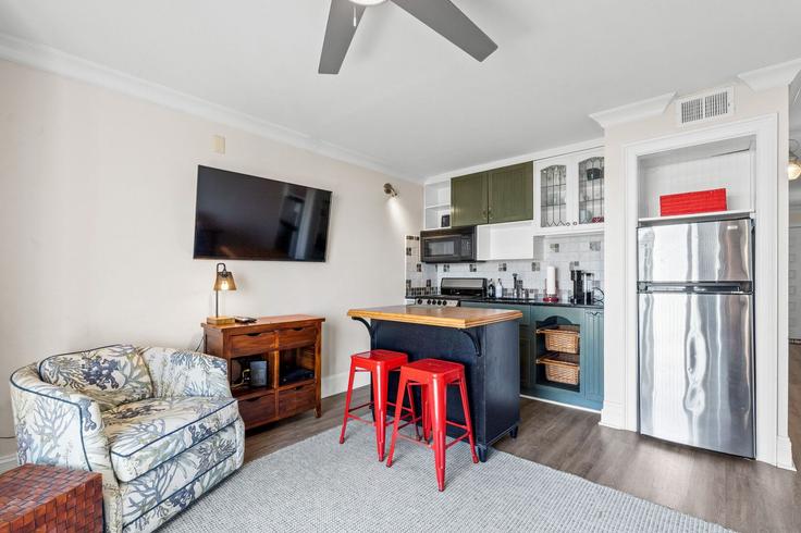 Building Carolina Beach Avenue North - navigate-rentals - 1608925 adresindeki bir dairede modern mobilyalarla zarif bir şekilde tasarlanmış oturma odası Carolina Beach, Carolina Beach Building Carolina Beach Avenue North - navigate-rentals - 1608925 adresindeki bir dairede modern mobilyalarla zarif bir şekilde tasarlanmış oturma odası Carolina Beach, Carolina Beach