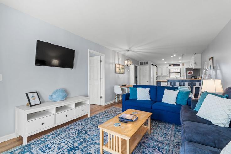 Salle de séjour élégante avec mobilier moderne dans un appartement à Building Carolina Beach Avenue North - navigate-rentals - 1609125 à Carolina Beach, Carolina Beach