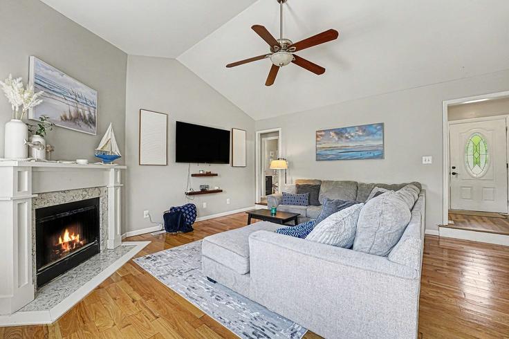 Building Forest Glen Drive - navigate-rentals - 1608924 adresindeki bir dairede modern mobilyalarla zarif bir şekilde tasarlanmış oturma odası Raleigh, Raleigh