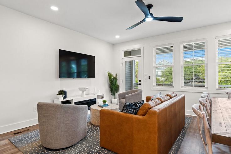Building Snapper Lane - navigate-rentals - 1608908 adresindeki bir dairede modern mobilyalarla zarif bir şekilde tasarlanmış oturma odası Carolina Beach, Carolina Beach Building Snapper Lane - navigate-rentals - 1608908 adresindeki bir dairede modern mobilyalarla zarif bir şekilde tasarlanmış oturma odası Carolina Beach, Carolina Beach