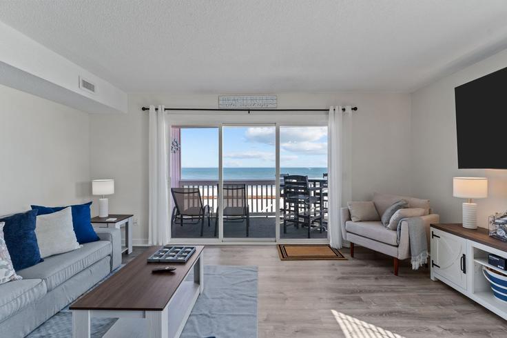 Building Carolina Beach Avenue North - navigate-rentals - 1608881 adresindeki bir dairede modern mobilyalarla zarif bir şekilde tasarlanmış oturma odası Carolina Beach, Carolina Beach Building Carolina Beach Avenue North - navigate-rentals - 1608881 adresindeki bir dairede modern mobilyalarla zarif bir şekilde tasarlanmış oturma odası Carolina Beach, Carolina Beach