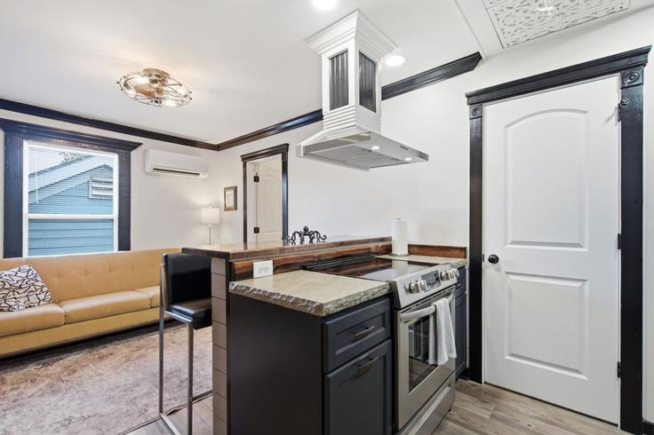 Building Church Street - navigate-rentals - 1609041 adresindeki bir dairede modern mobilyalarla zarif bir şekilde tasarlanmış oturma odası Wilmington, Wilmington Building Church Street - navigate-rentals - 1609041 adresindeki bir dairede modern mobilyalarla zarif bir şekilde tasarlanmış oturma odası Wilmington, Wilmington
