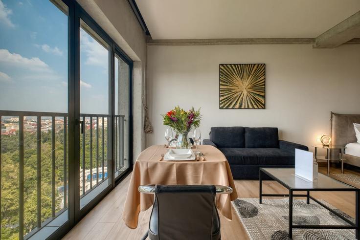 Mexico City, Mexico City 소재 Building Avenida Juarez - nayahomes - 1320738 유닛에 마련된, 현대적인 가구로 꾸며진 우아한 디자인의 거실 Mexico City, Mexico City 소재 Building Avenida Juarez - nayahomes - 1320738 유닛에 마련된, 현대적인 가구로 꾸며진 우아한 디자인의 거실