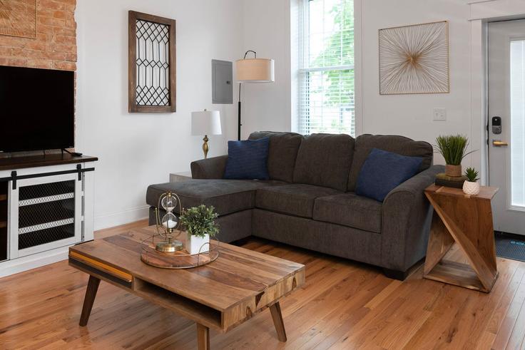 Building Lee Street - nea-suites - 1604047 adresindeki bir dairede modern mobilyalarla zarif bir şekilde tasarlanmış oturma odası Covington, Covington