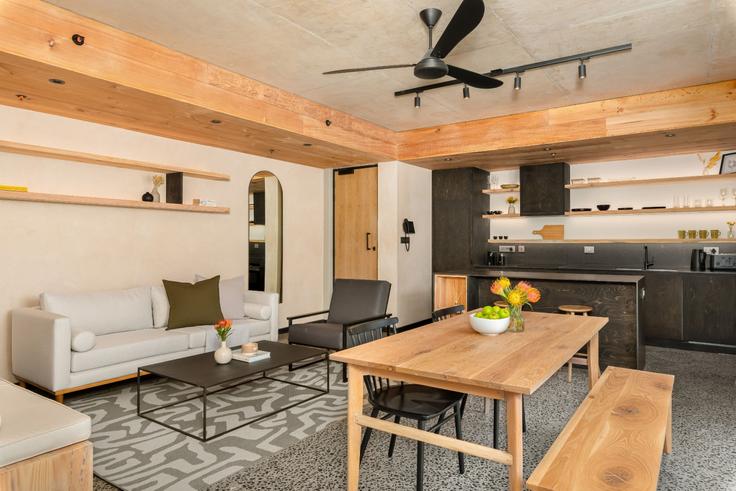 Sala de estar elegantemente projetada com móveis modernos em um apartamento no Building Commercial Street - neighbourgood-propco-1-llc - 1572998 em De Waterkant, Cape Town Sala de estar elegantemente projetada com móveis modernos em um apartamento no Building Commercial Street - neighbourgood-propco-1-llc - 1572998 em De Waterkant, Cape Town