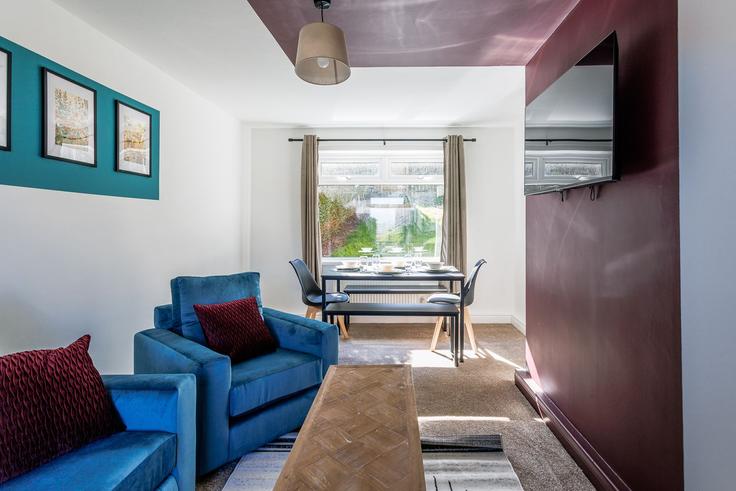 Elegant gestaltetes Wohnzimmer mit moderner Einrichtung in einer Wohnung im Building Wordsworth Avenue - nest-acre-stays-limited - 1370619 in Metropolitan Borough of Gateshead, Newcastle upon Tyne