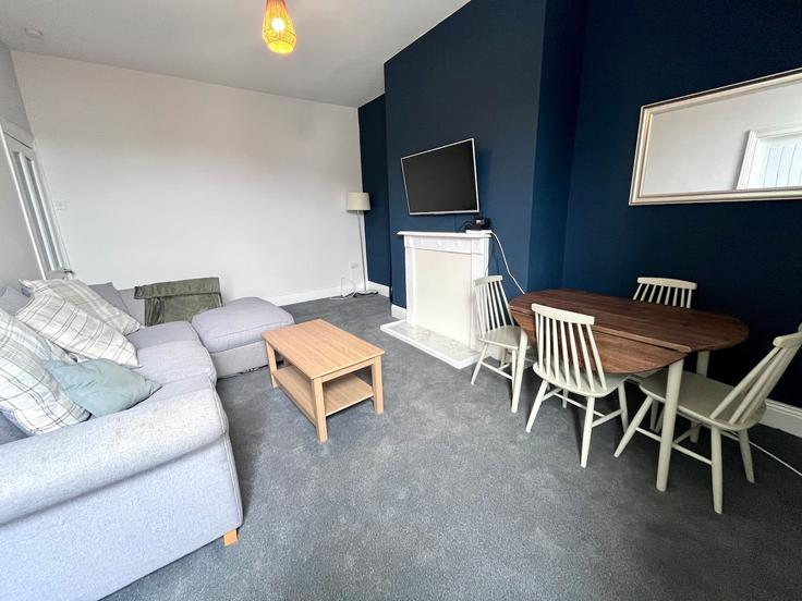 Salle de séjour élégante avec mobilier moderne dans un appartement à Building Chirton West View - nest-acre-stays-limited - 1370563 à North Tyneside District, North Shields Salle de séjour élégante avec mobilier moderne dans un appartement à Building Chirton West View - nest-acre-stays-limited - 1370563 à North Tyneside District, North Shields