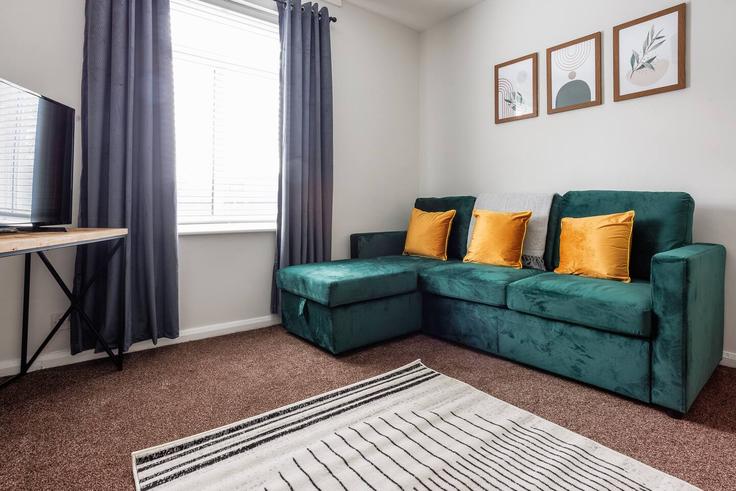 Sala de estar elegantemente projetada com móveis modernos em um apartamento no Building Eamont Road - nest-acre-stays-limited - 1370617 em Stockton-on-Tees, Stockton-on-Tees Sala de estar elegantemente projetada com móveis modernos em um apartamento no Building Eamont Road - nest-acre-stays-limited - 1370617 em Stockton-on-Tees, Stockton-on-Tees
