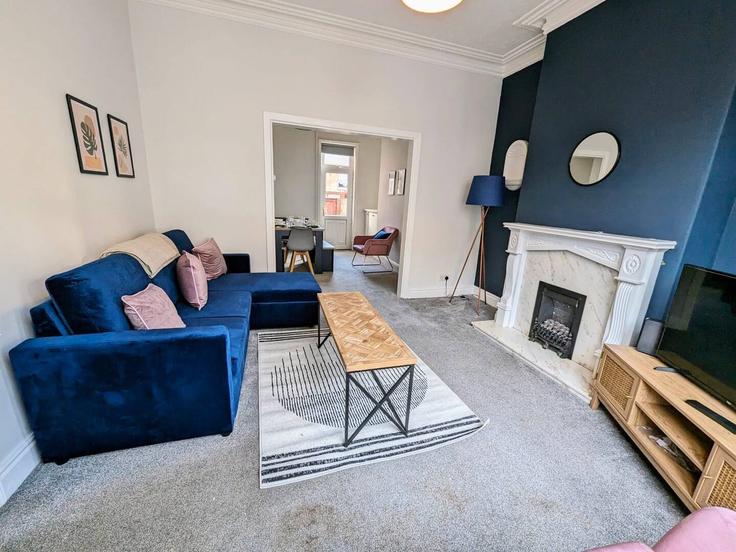 Bishop Auckland, Bishop Auckland에 위치한 Building Waldron Street - nest-acre-stays-limited - 1370598 유닛의 세련된 인테리어가 돋보이는 거실