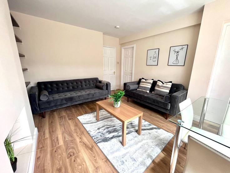 Elegante sala de estar con mobiliario moderno en un apartamento en Building Douglas Terrace - nest-acre-stays-limited - 1370565 en Newcastle upon Tyne District, Newcastle upon Tyne